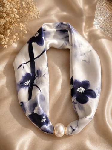 Eleganter seidenschal mit - eleganter,